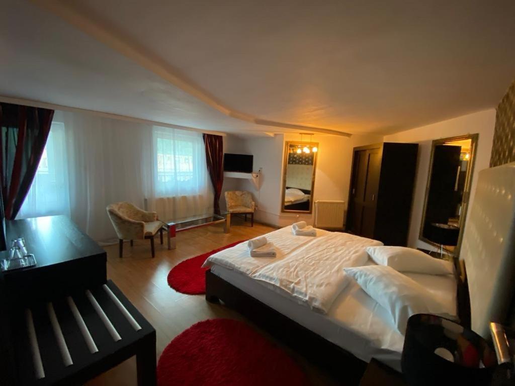 Pensiunea El Plazza Baile Herculane Ngoại thất bức ảnh