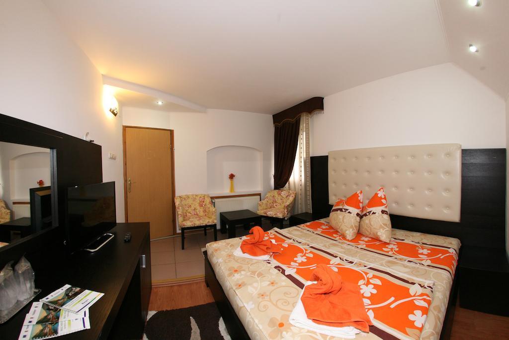 Pensiunea El Plazza Baile Herculane Ngoại thất bức ảnh
