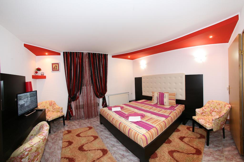 Pensiunea El Plazza Baile Herculane Phòng bức ảnh